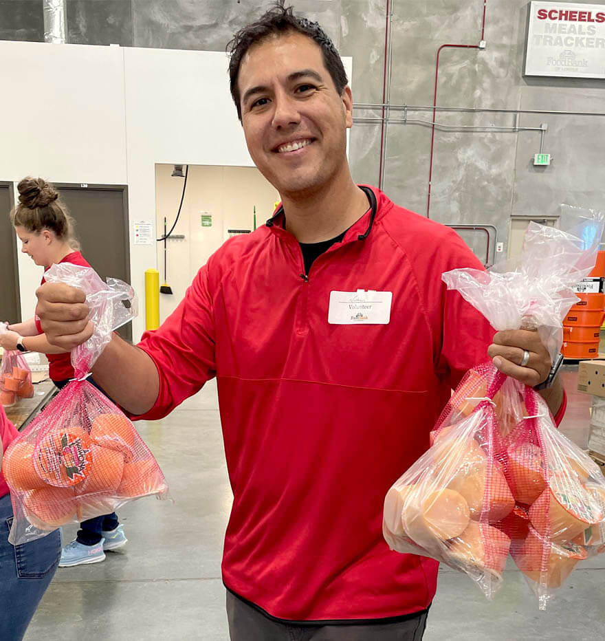 Ameritas associate volunteering at the local food bank.